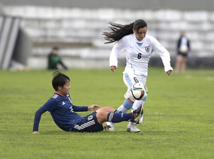 Sharon López,  de Uruguay y  Nagae Ibuki, de Japón, en el amistoso sub 17 femenino, en el Estadio Suppici de Colonia (archivo, agosto 2018).  · Foto: Sandro Pereyra