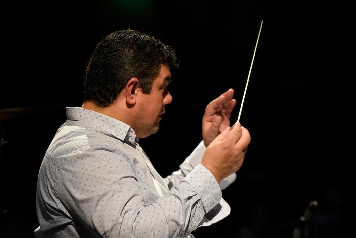 Ariel Britos, durante un ensayo general en el Auditorio Nacional del Sodre (archivo, agosto de 2018).