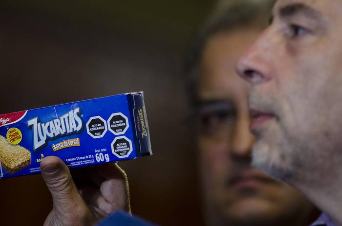 El senador chileno Guido Girardi muestra un paquete con el modelo de etiquetado que se utiliza en su país. · Foto: Pablo Vignali
