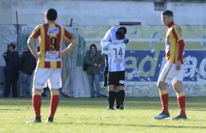 Leandro Paiva convirtió el quinto gol de Cerro ante Progreso, en el Parque Capurro.  · Foto: Sandro Pereyra