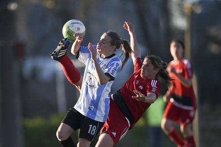 Lusmila Giménez, de Palmirense, y Guillermina Rodríguez, de Santa Bárbara, durane el partido de ida de los cuartos de final de la decimosexta Copa Nacional de Fútbol Femenino, en el Parque Lateulade, en Trinidad. (archivo, agosto de 2018) · Foto: Fernando Morán Lusmila Giménez, de Palmirense, y Guillermina Rodríguez, de Santa Bárbara, durane el partido de ida de los cuartos de final de la decimosexta Copa Nacional de Fútbol Femenino, en el Parque Lateulade, en Trinidad. (archivo, agosto de 2018) · Foto: Fernando Morán