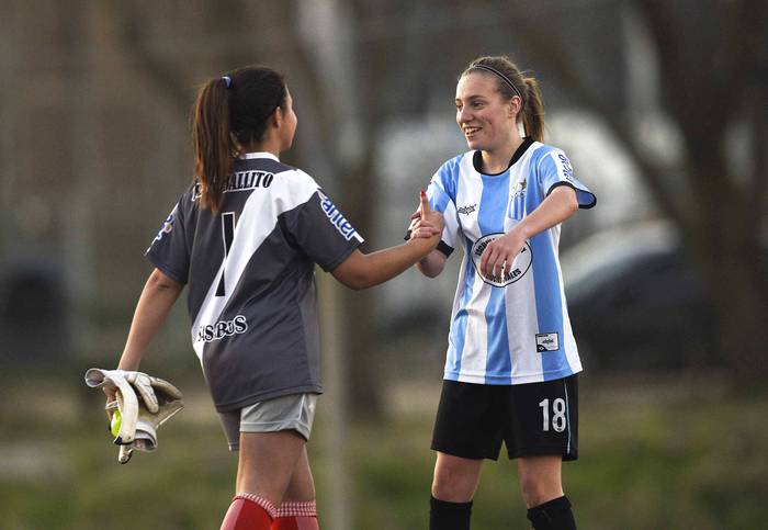 Martina Bentancor, golera de Santa Bárbara y Lusmila Giménez, de Palmirense. (archivo, agosto 2018) · Foto: Fernando Morán