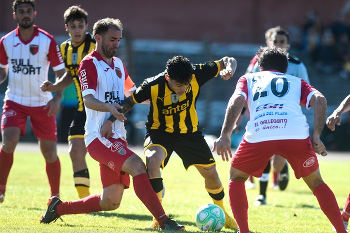 Carlos Valdez, de Boston River, y Ezequiel Busquets, de Peñarol, en el estadio Paiva Olivera. · Foto: Javier Calvelo/ adhocFOTOS