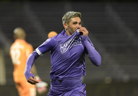 Álvaro Navarro, tras convertir el segundo gol de Defensor Sporting a Nacional, en el estadio Luis Franzini. · Foto: Sandro Pereyra Álvaro Navarro, tras convertir el segundo gol de Defensor Sporting a Nacional, en el estadio Luis Franzini. · Foto: Sandro Pereyra