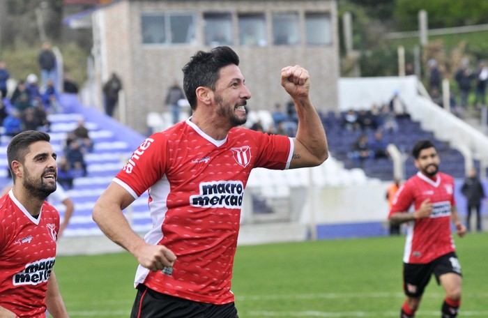 Juan Manuel Olivera y Luis Urruti, tras el gol de Olivera ante Fénix, en el Parque Capurro.  · Foto: Federico Gutiérrez