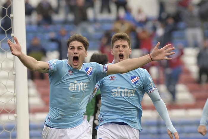 Rafael García y Santiago Romero luego del primer gol de Nacional. · Foto: Sandro Pereyra