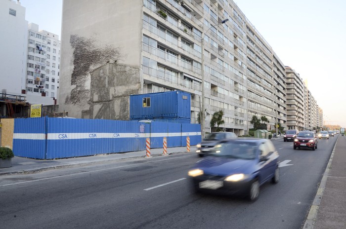 Fachada de la obra en construcción en Rambla República del Perú y Buxareo · Foto: Alessandro Maradei