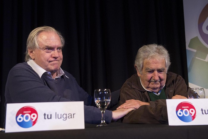 Juan Raúl Ferreira y José Mujica en el Teatro La Candela. · Foto: Andrés Cuenca