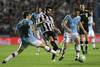 Sebastián Fernández, de Nacional, Rodrigo Pastorino, de Wanderers, y Santiago Romero, de Nacional, en el Parque Central. · Foto: Sandro Pereyra Sebastián Fernández, de Nacional, Rodrigo Pastorino, de Wanderers, y Santiago Romero, de Nacional, en el Parque Central. · Foto: Sandro Pereyra