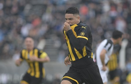 Gabriel Fernández, festejando el primer gol de Peñarol ante Danubio. · Foto: Sandro Pereyra Gabriel Fernández, festejando el primer gol de Peñarol ante Danubio. · Foto: Sandro Pereyra