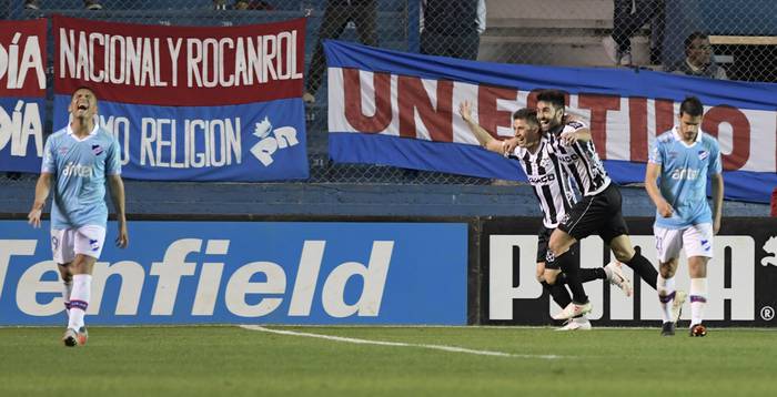 Rodrigo Rivero y Rodrigo Pastorino, tras el tercer gol de Wanderers, en su visita al Parque Central.  · Foto: Sandro Pereyra