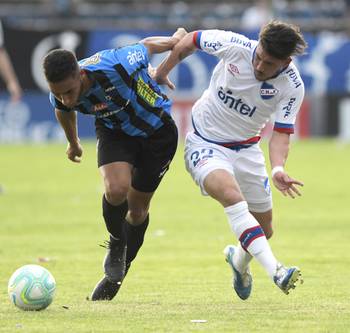 Sebastián Cáceres, de Liverpool, y Alfonso Espino, de Nacional, el sábado 22, en el estadio Belvedere. Sebastián Cáceres, de Liverpool, y Alfonso Espino, de Nacional, el sábado 22, en el estadio Belvedere.