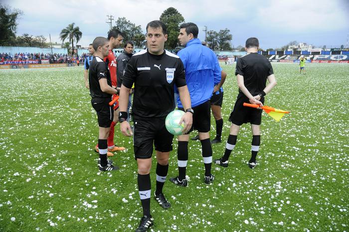 El árbitro Gustavo Tejera, momentos antes de suspender el partido.  · Foto: Sandro Pereyra