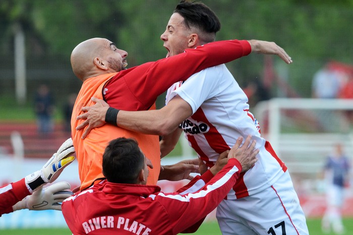 Mauro Da Luz tras convertir el segundo gol de River Plate en el Parque Alfredo Víctor Viera. · Foto: Pablo Vignali