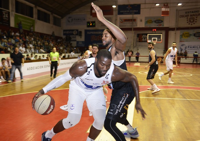 Anthony Johnson, de Defensor Sporting y Philio Henry, de Aguada, en el gimnasio de Welcome. · Foto: Santiago Mazzarovich