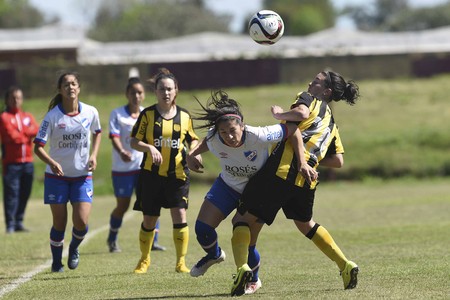 Adriana Castillo, de Nacional, y Lorena Graña, de Peñarol, por la séptima fecha “Estela Medina”, del Torneo Clausura “Mujeres del Uruguay” de la Primera División. · Foto: Fernando Morán Adriana Castillo, de Nacional, y Lorena Graña, de Peñarol, por la séptima fecha “Estela Medina”, del Torneo Clausura “Mujeres del Uruguay” de la Primera División. · Foto: Fernando Morán