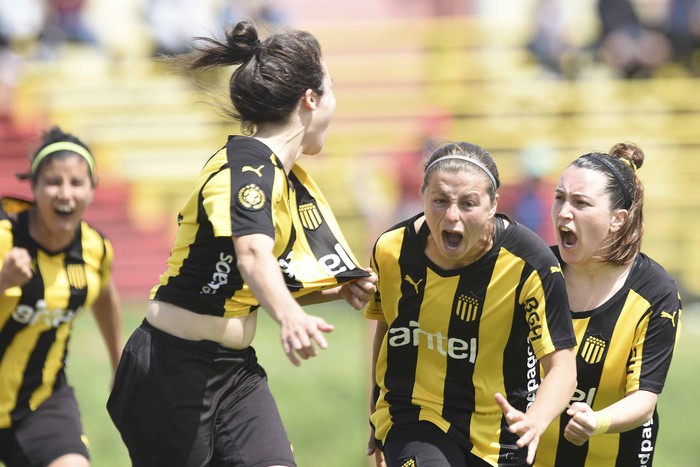 Lourdes Viana, de Peñarol, tras convertir mediante tiro penal ante Nacional, en el estadio Obdulio Varela. Foto: Fernando Morán. · Foto: Fernando Morán