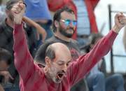 Hinchada de Fénix al término del partido, ayer, en el estadio Parque Capurro