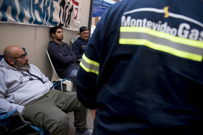 Trabajadores de Montevideo Gas en huelga de hambre. · Foto: Santiago Mazzarovich