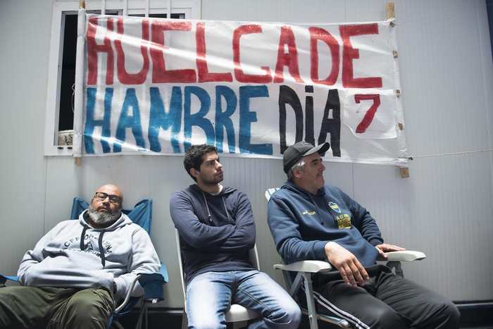 Trabajadores de Montevideo Gas en huelga de hambre, en la carpa del sindicato frente a la sede de la empresa. 
Foto: Santiago Mazzarovich · Foto:  Santiago Mazzarovich