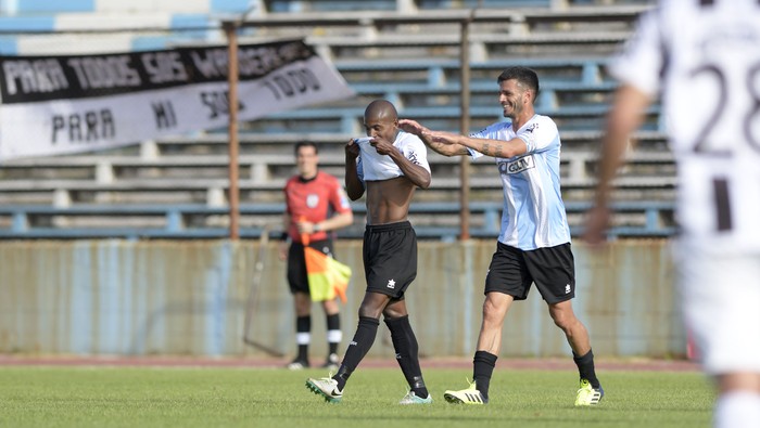 Leandro Paiva y Richard Pellejero, tras el gol de Paiva a Wanderers, en el estadio Luis Tróccoli. · Foto: Sandro Pereyra