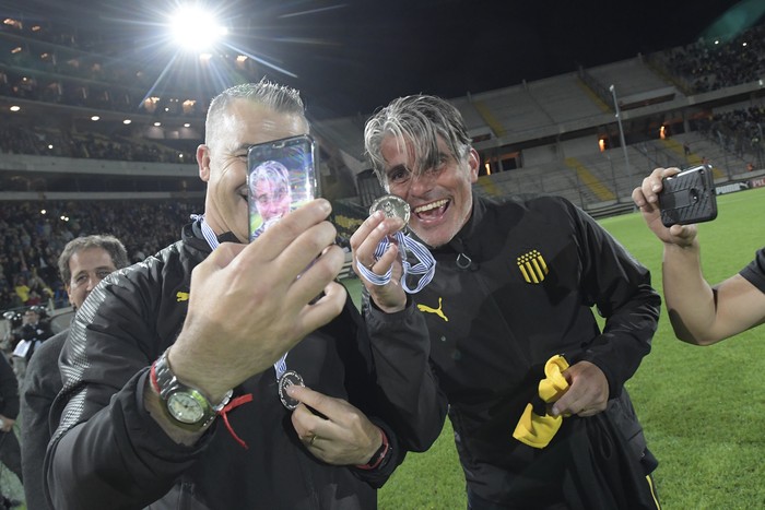 Los entrenadores, Michele Fini y Diego López, ayer tras la obtención del título del Campeonato Clausura. · Foto: Sandro Pereyra Los entrenadores, Michele Fini y Diego López, ayer tras la obtención del título del Campeonato Clausura. · Foto: Sandro Pereyra