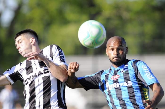 
Manuel Castro, de Wanderers, y Martín González, de Liverpool, en el Parque Viera.  · Foto: Sandro Pereyra