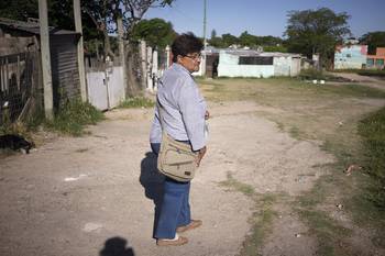 Ángela en su barrio Casitas Blancas deCarrasco Norte. Ángela en su barrio Casitas Blancas deCarrasco Norte.