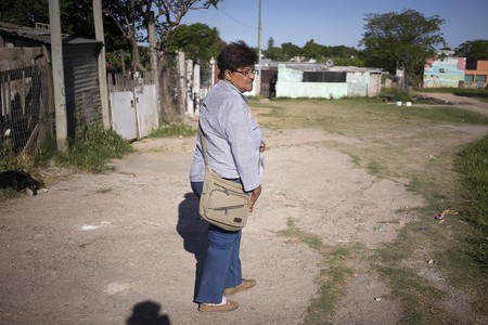 Ángela en su barrio Casitas Blancas deCarrasco Norte. · Foto: Mariana Greif Ángela en su barrio Casitas Blancas deCarrasco Norte. · Foto: Mariana Greif