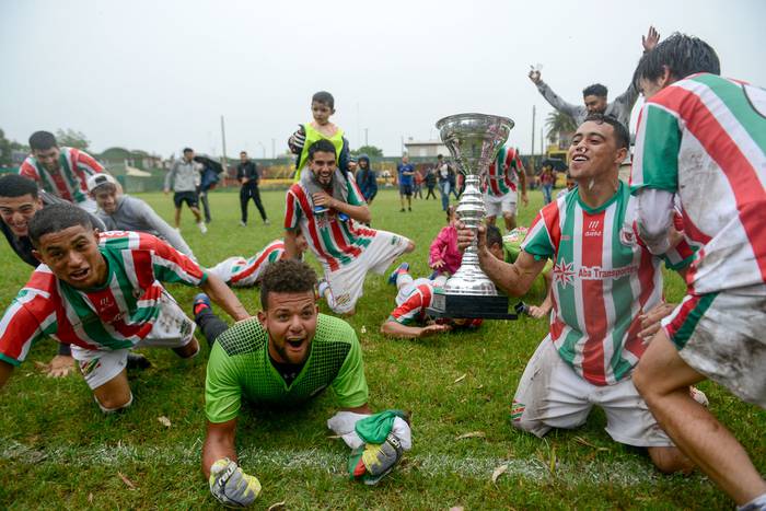 Jugadores de Colón festejan la obtención de la Liguilla tras ganarle a Bella Vista por penales, en el Parque Paladino. · Foto:  Santiago Mazzarovich