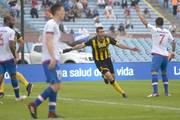 Fabricio Formiliano tras convertir el primer gol de Peñarol. Foto: Andrés Cuenca