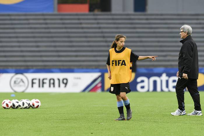 Belén Aquino y Ariel Longo, durante el entrenamiento previo al Mundial Femenino sub 17 Uruguay 2018, en el estadio Charrúa. (archivo, noviembre de 2018) · Foto: Fernando Morán