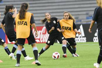 Juliana Viera y Solciré Pazos, de Uruguay, durante el entrenamiento previo al Mundial femenino sub 17 Uruguay 2018, en el estadio Charrúa. Juliana Viera y Solciré Pazos, de Uruguay, durante el entrenamiento previo al Mundial femenino sub 17 Uruguay 2018, en el estadio Charrúa.