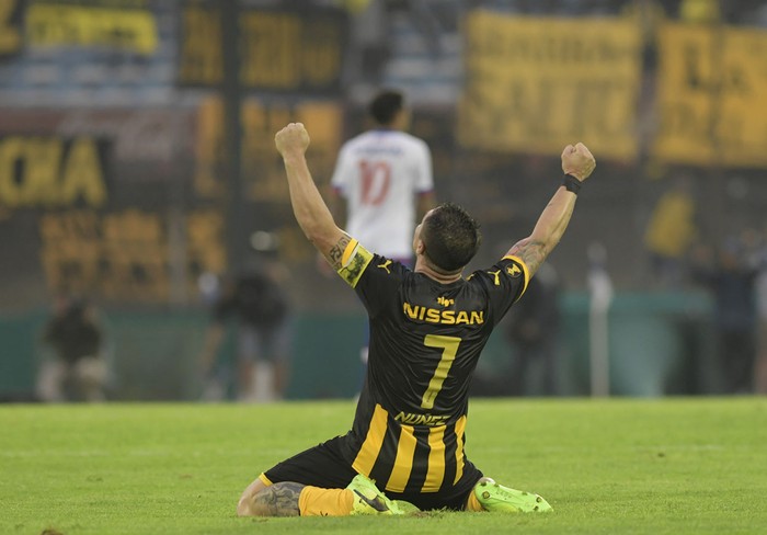 Cristian Rodríguez festeja el triunfo de Peñarol, en el clásico. Foto: Sandro Pereyra