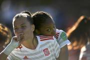 Claudia Pina y Salma Paralluelo, de España, tras el gol de Pina a República de Corea, en el estadio Charrúa.
