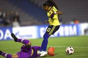 Anna Karpenko, de Canadá, y Maireth Pérez, de Colombia, en el estadio Charrúa.