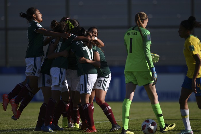 Jugadoras de México en el partido con Brasil, en el estadio Domingo Burgueño Miguel de Maldonado. · Foto: Fernando Morán
