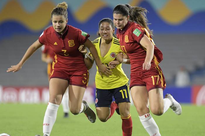 Ana Tejada de España, Natalia Ramírez, de Colombia, y María Méndez, de España, en el estadio Charrúa. · Foto: Sandro Pereyra