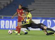 Salma Paralluelo, Claudia Pina y Maria Isabel Okoye de España, tras el gol de Okoye ante Colombia, en el estadio Charrúa.