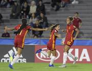 Salma Paralluelo, Claudia Pina y Maria Isabel Okoye de España, tras el gol de Okoye ante Colombia, en el estadio Charrúa. 

