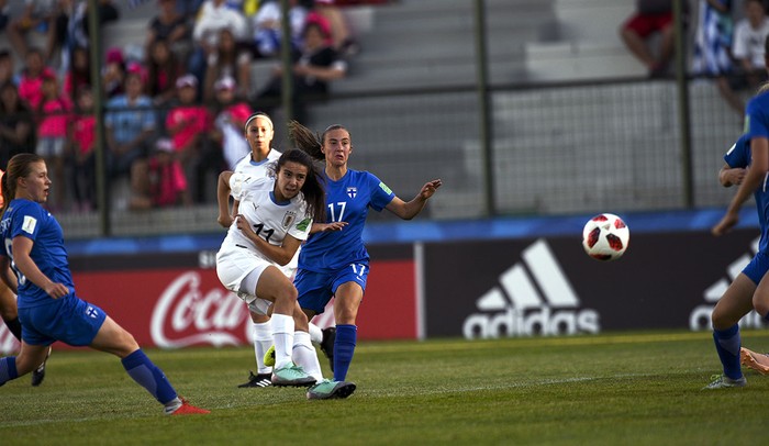 Esperanza Pizarro, de Uruguay, en el partido contra Finlandia, en el estadio Domingo Burgueño, en Maldonado. · Foto: Fernando Morán