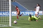 Eva NAVARRO convierte el quinto gol para España ante la mirada de Kayza MASSEY y Leonie PORTELANCE de Canadá