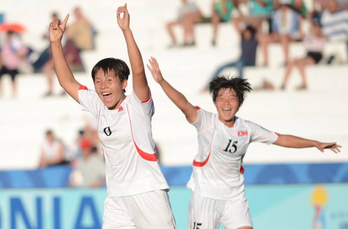 Ri Su Jong, de Corea del Norte, tras anotar el segundo gol de su equipo, en el estadio Alberto Supicci. · Foto: Pablo Vignali