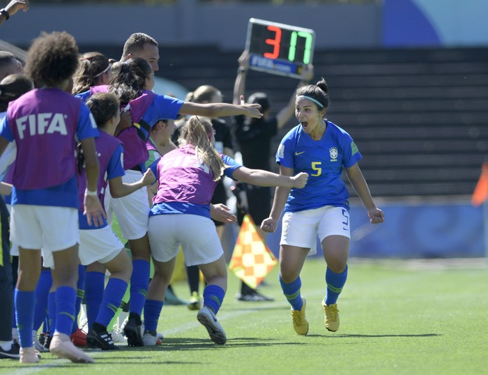 María Eduarda, de Brasil, tras convertir el cuarto gol ante Sudáfrica, en el estadio Charrúa · Foto: Sandro Pereyra