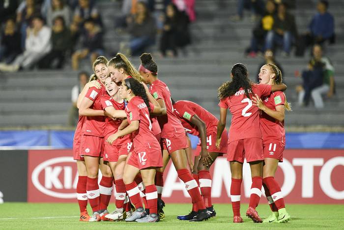 Las jugadoras de Canadá festejan tras el gol de Jordyn Huitema, en el juego ante Alemania por los cuartos de final de la Copa Mundial Femenina sub 17 Uruguay 2018, en el estadio Charrúa, en Montevideo.  · Foto: Fernando Morán