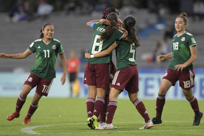 Jugadoras de México festejan el gol de Nicole Pérez a Canadá, en el estadio Charrúa. · Foto: Sandro Pereyra