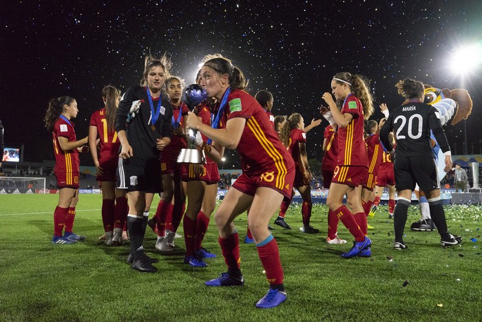 La selección de España, campeonas de la Copa del Mundo Sub 17 Uruguay 2018, en el estadio Charrúa.  · Foto: Mariana Greif