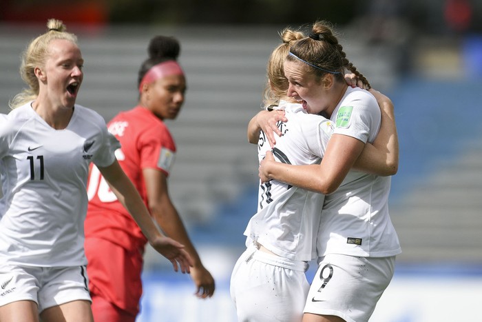 Kelli Brown, Grace Wisnewski y Maggie Jenkins, de Nueva Zelanda, tras el gol de Wisnewski a Canadá, durante el juego por el tercer puesto de la Copa Mundial femenina sub-17 Uruguay 2018, en el estadio Charrúa.  · Foto: Fernando Morán