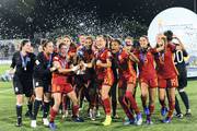 Jugadoras de España con el trofeo de Campeonas tras la final de la Copa Mundial Femenina sub 17 Uruguay 2018, en el estadio Charrúa.