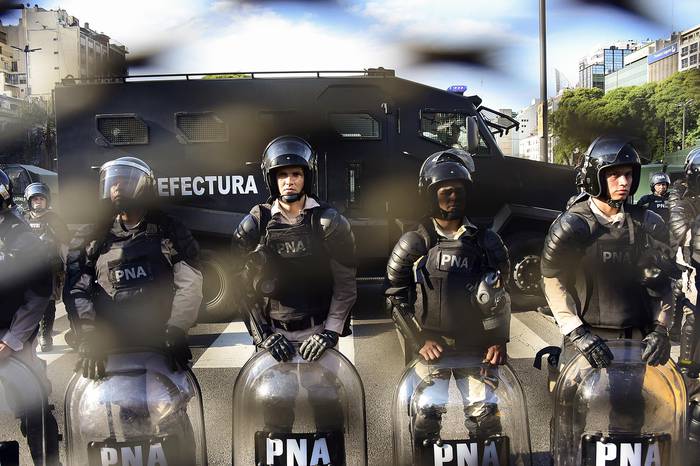 Efectivos de la Policía antidisturbios, el viernes, en las protestas contra el G20 en Buenos Aires.  · Foto: Martín Bernetti